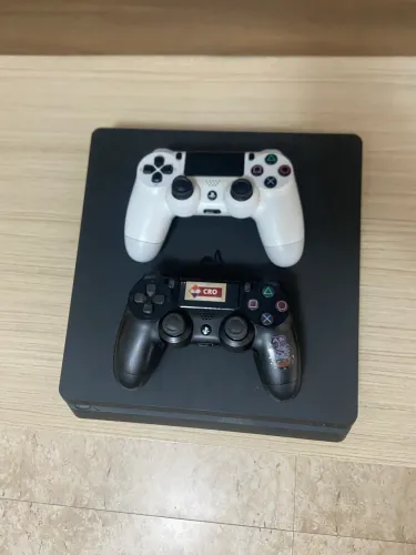 PS4 com 2 controles e jogos