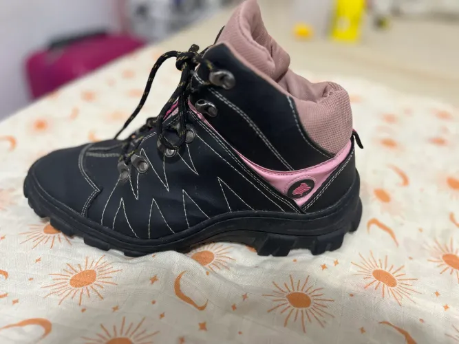 Duas botas tamanho 40