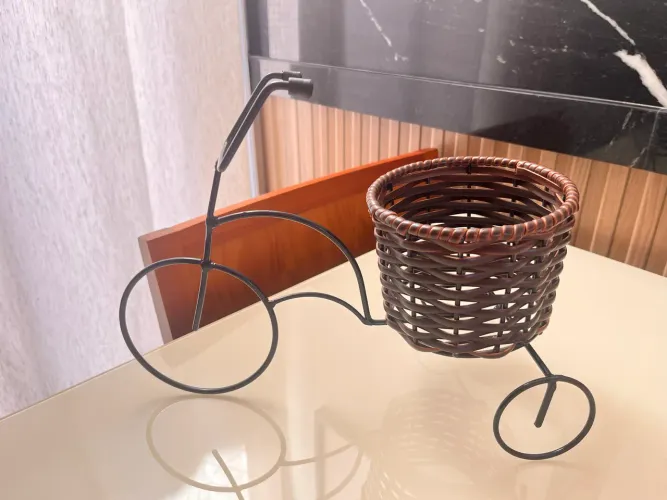 Cachepô decorativo em formato de bicicleta