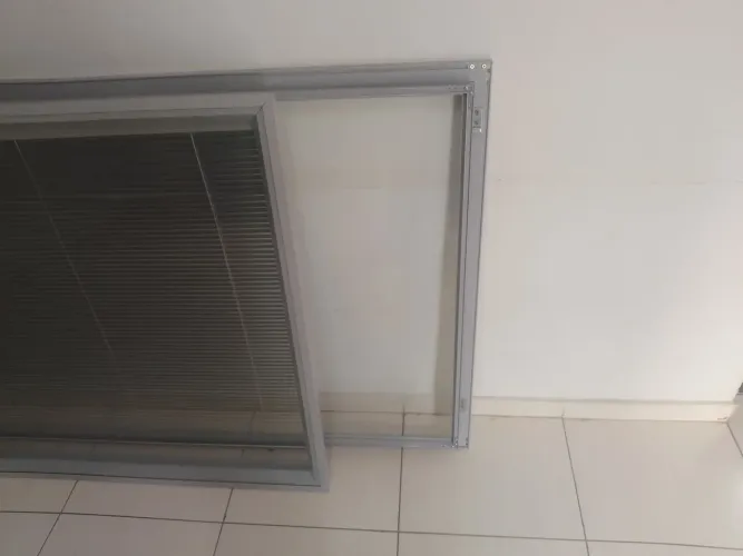 Esquadrias de alumínio com vidros e persianas 