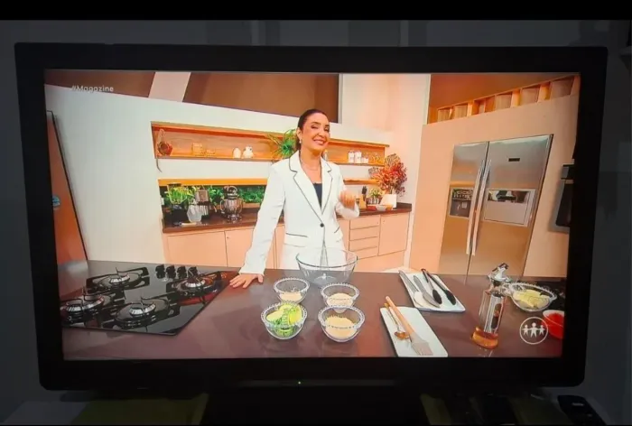 TV Panasonic Viera de 42 polegadas, modelo TC-L42U30B. (NÃO É SMART)