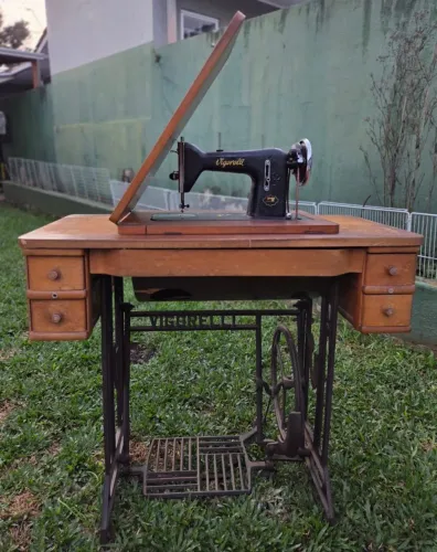 Máquina de Costura Vigorelli com Móvel Original - Revisada e Funcionando**