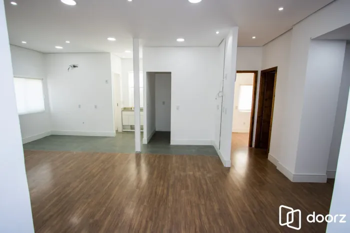 Casa comercial com aproximadamente 157m² privativos