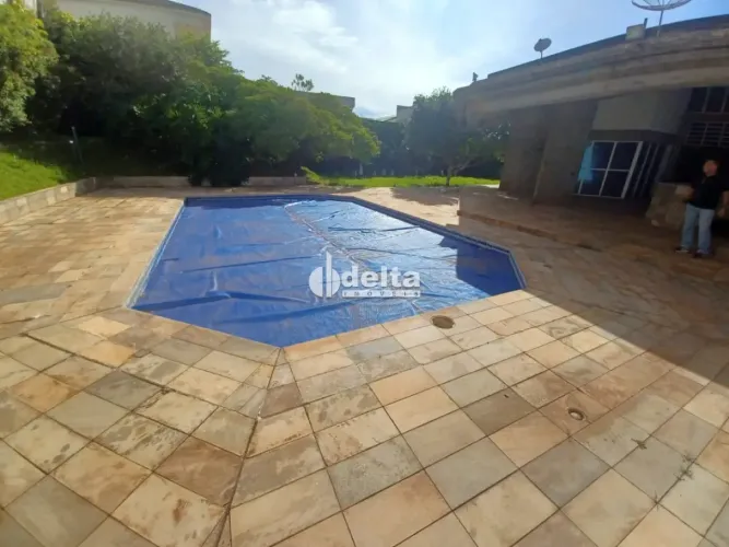Casa mista disponível para locação no bairro Tabajaras em Uberlândia-MG