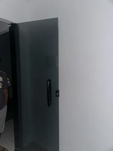Vendo porta de blindex Nova completa