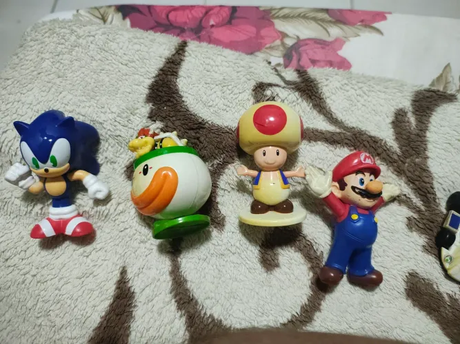 Brinquedos do Mario, Mario kart e Sonic do Mac Donald's manchados de sol