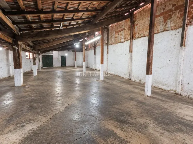 Excelente Galpão Comercial/Industrial com 300m² e escritório no Alto.