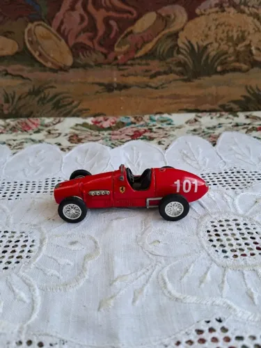 miniatura da Ferrari 500 F2 de 1952, número 101, produzida pela marca Maisto.