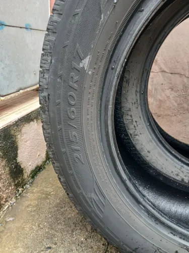 Vendo 04 pneus usados na medida 215 60 17 