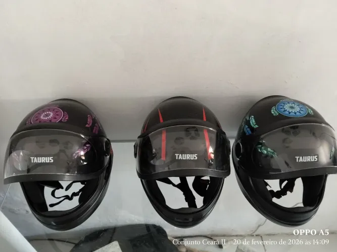 3 capacetes seminovos