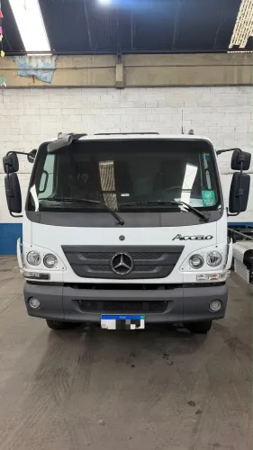 Accelo 1017/39 ano 2025 com ar no Chassi