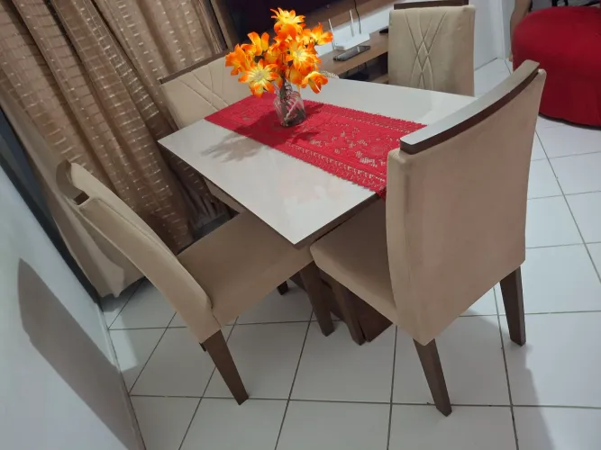 Mesa com 5 meses de uso, muito boa, extremamente nova, 4 cadeiras!