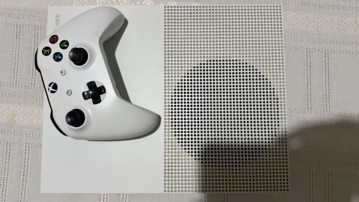 XBOX ONE S + 1 CONTROLE