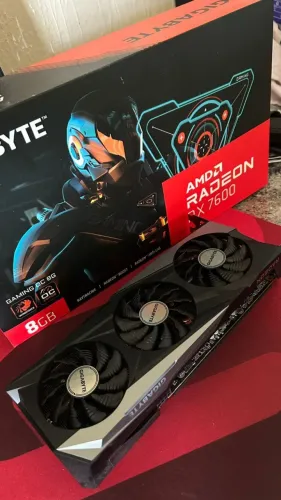 RX 7600 AMD 3 FANS
