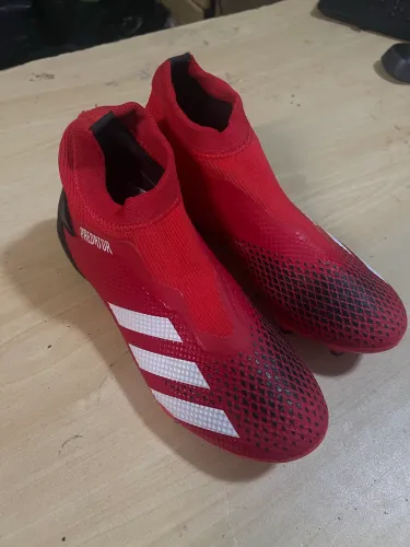 Chuteira sem cardaço adidas predator vermelha tamanho 38
