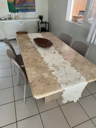 Mesa de mármore travertino bege