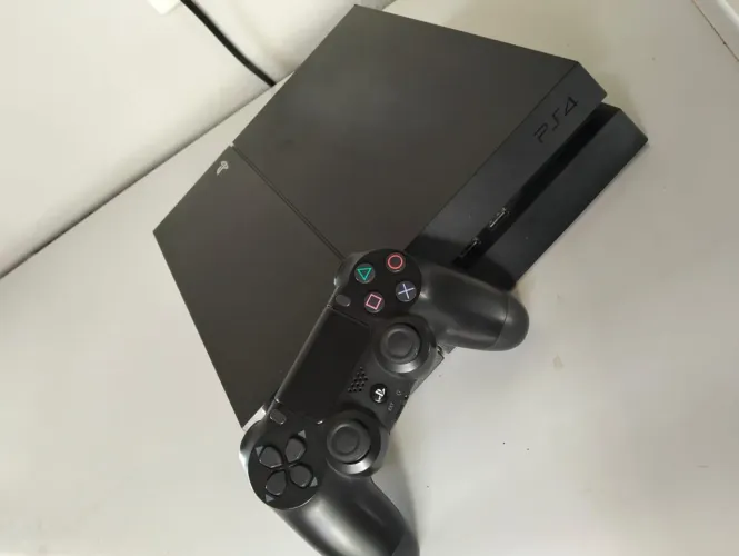 Venda-se ps4 vendo ou troco por iPhone 11 