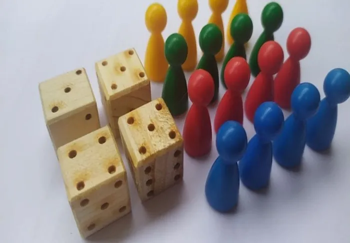 4 Dados Em Madeira E 16 Pinos Plastico P/ Jogo De Ludo