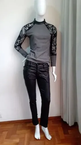 Blusa em malha canelada com renda