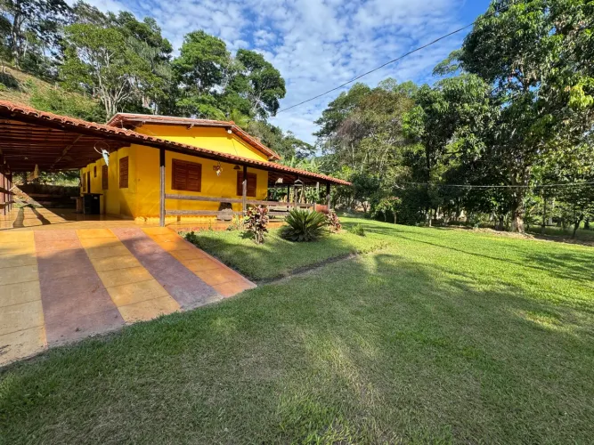 Sítio com casa e área verde em local tranquilo