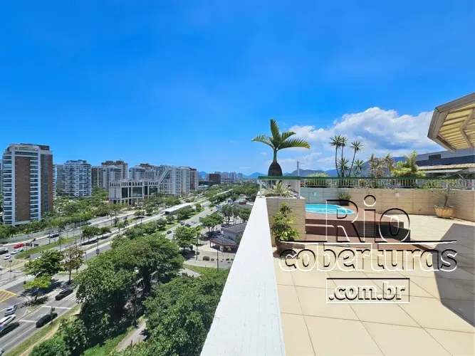 Cobertura à venda na Barra da Tijuca. Vista panorâmica. Condomínio fechado.
