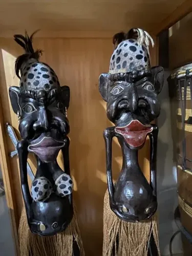 Estátuas Africanas em papel machê com móvel dedicado