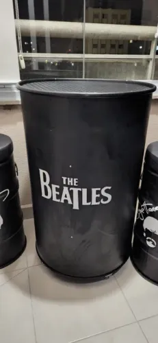 Decore sua casa com as bandas, cantores ou algo da sua memória afetiva. Tambores e barril