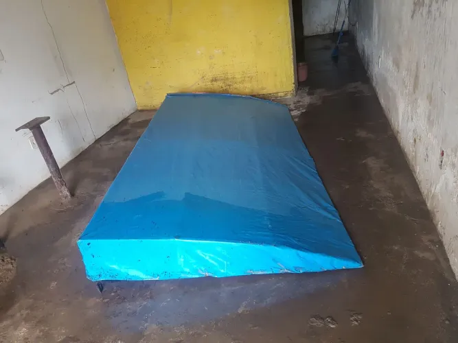 Toldo com estrutura de ferro.