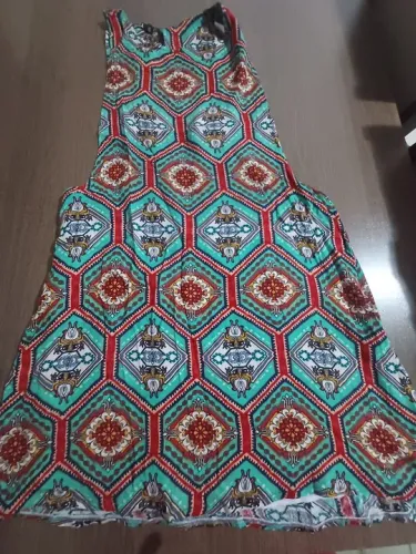 Vestido estilo jardineira vem com top