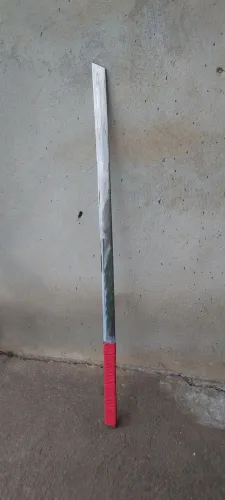 Espada estilo katana reta em aço carbono com cabo de paracord vermelho 