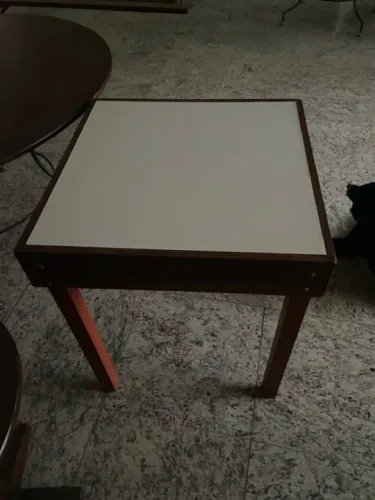 Mesa de madeira pequena