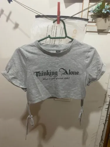Blusa Cropped Thinking Alone