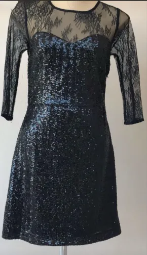 Vestido curto preto de renda c/ paetês