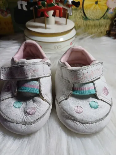 Sapatinhos de bebê Lilica em couro legítimo com detalhes fofos