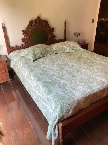 Cama King em Cerejeira Maciça Entalhada à Mão + Colchão Sob Medida - Peça Única!