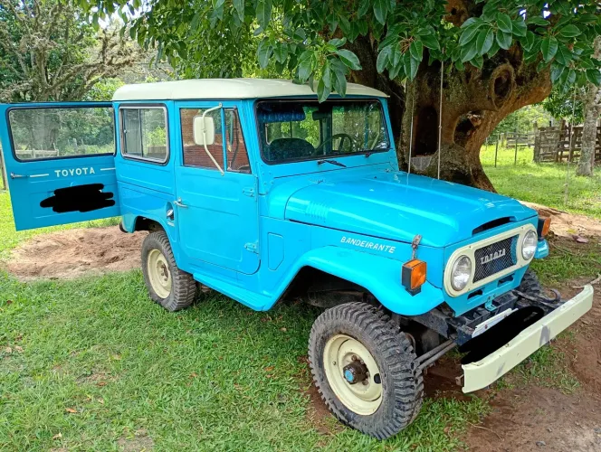 Toyota Bandeirante Azul 1981