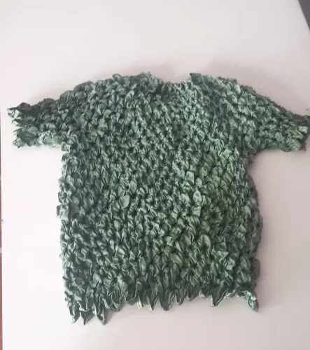 Blusinha chique, emitando vegetação. leve, confortável.