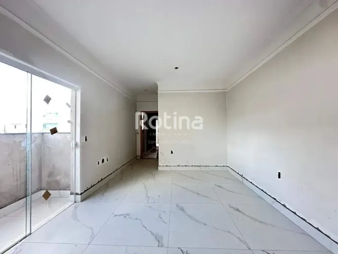 Apto no Santa Mônica, acabamento de primeira, elevador, 2quartos(suíte) ótima localização.