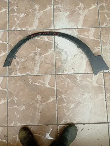 Moldura Vão roda Dianteira Esquerda Suzuki Scross