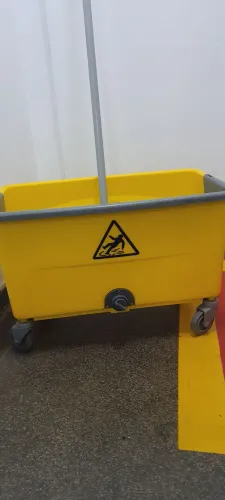 Carrinho de Limpeza com Rodas - semi novo