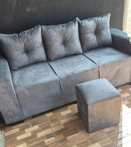 Sofá 3 lugares com puff cinza
