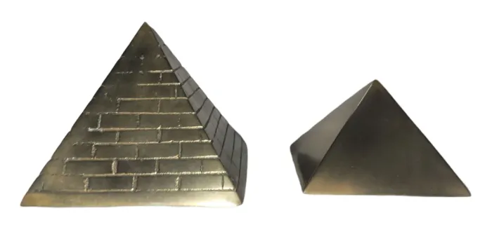 pirâmide de metal amarelo