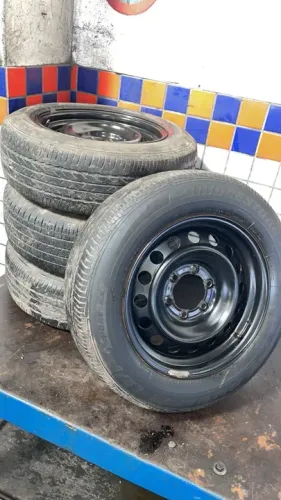 04 Rodas de Ferro 17 Hilux com pneus meia vida