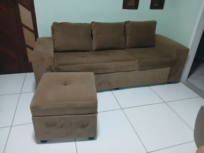 Sofá 3 lugares com puff