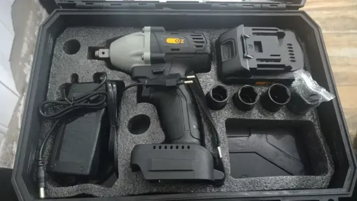 Chave De Impacto A Bateria Reversível 1/2 20v Profissional Cor Preto e amarelo Frequência 