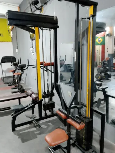 Aparelho de musculação.