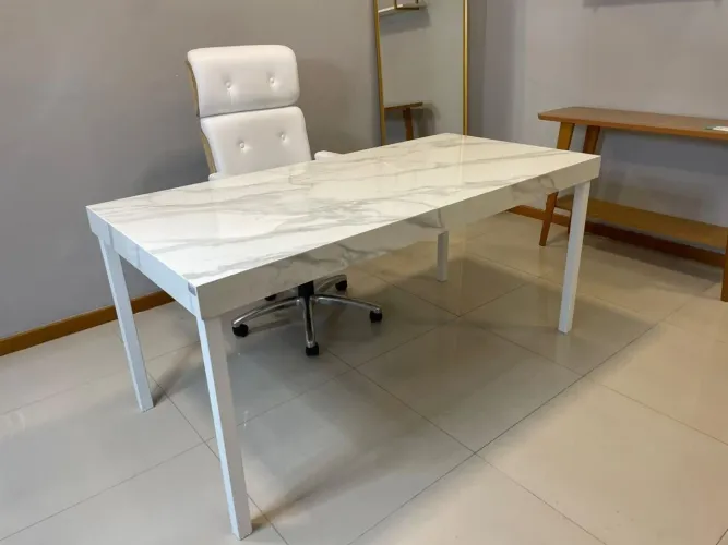 Mesa de Escritório Branca com Tampo de Mármore