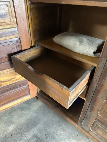 armário de madeira canela vintage