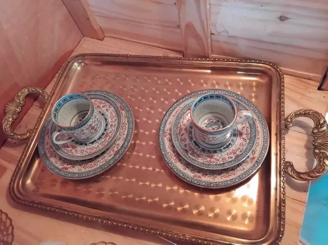 Conjunto de xícaras de chá antigas com bandeja