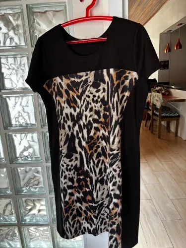 Vestido preto com estampa de onça